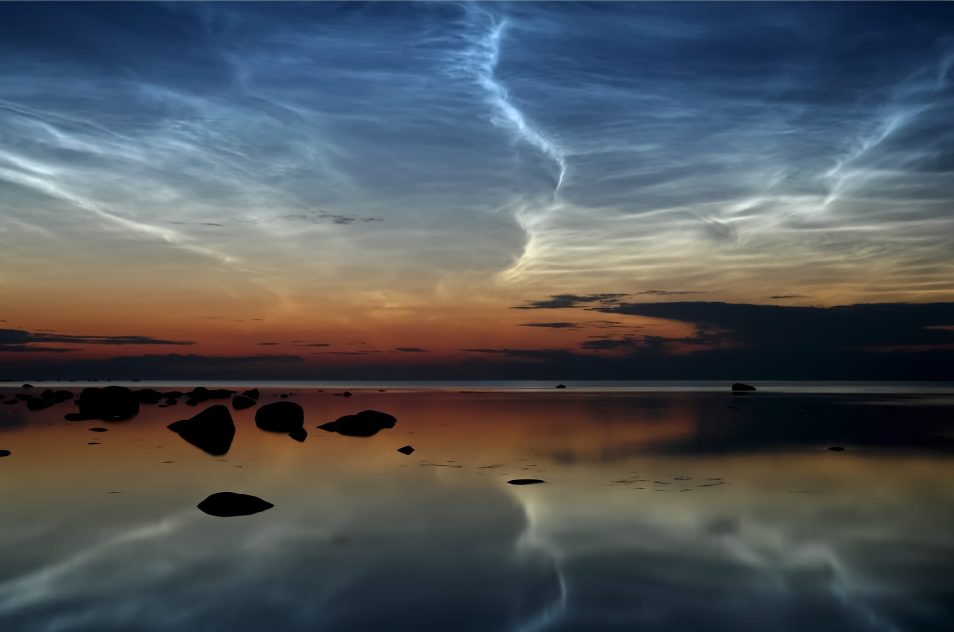 Noctilucent Clouds on beach (Wikimedia Commons)