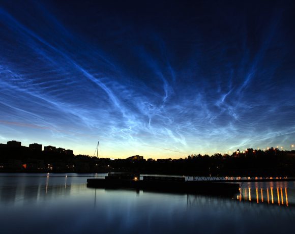 Noctilucent_clouds_over_Stockholm (Wikimedia Commons)