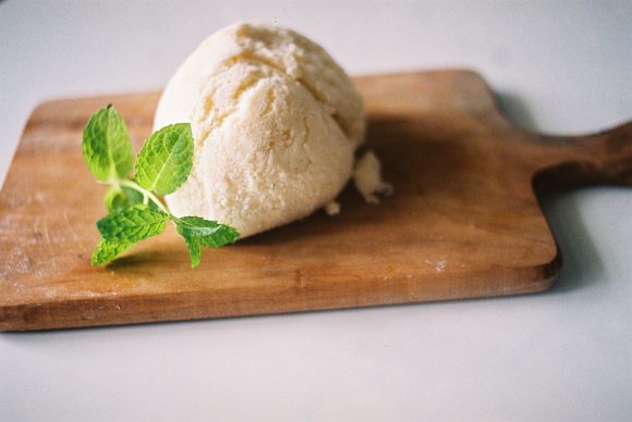 Vanilla_bean_ice_cream_(Wikimedia Commons)
