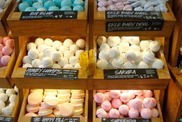 Lush bath bombs with no packaging by Jerome Vial Wikimedia Commons