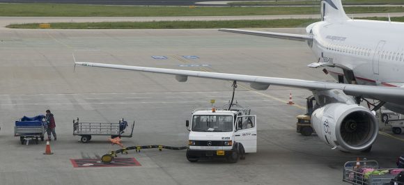 1280px-Fueling_plane_Athens