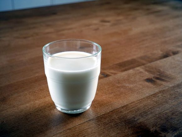 Glass_of_milk (Wikimedia Commons)