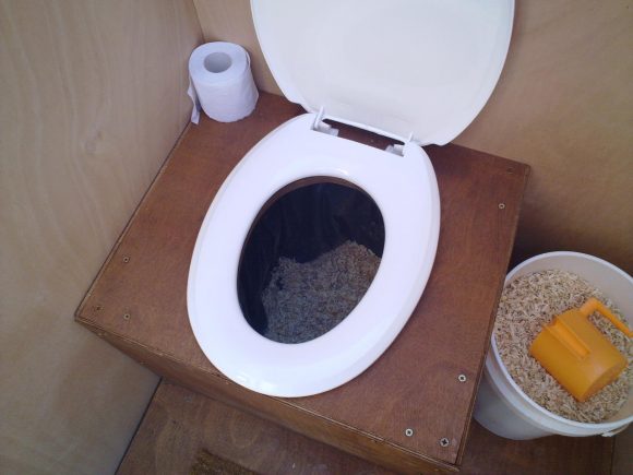 Sawdust_composting_toilet (Wikimedia Commons)