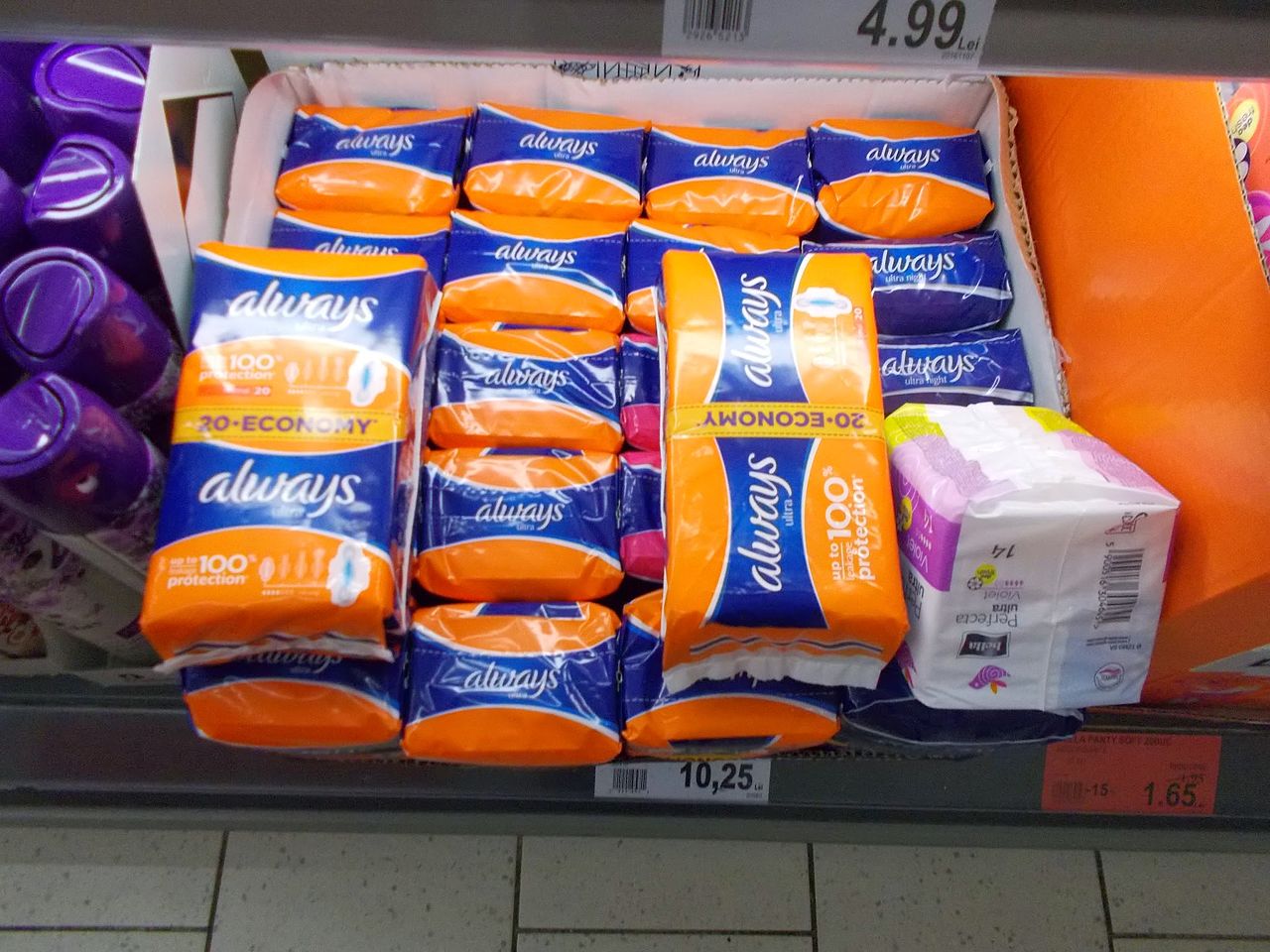 conventional sanitary pads that we usually find on supermarkets. photo by Gsvadds Wikimedia Commons