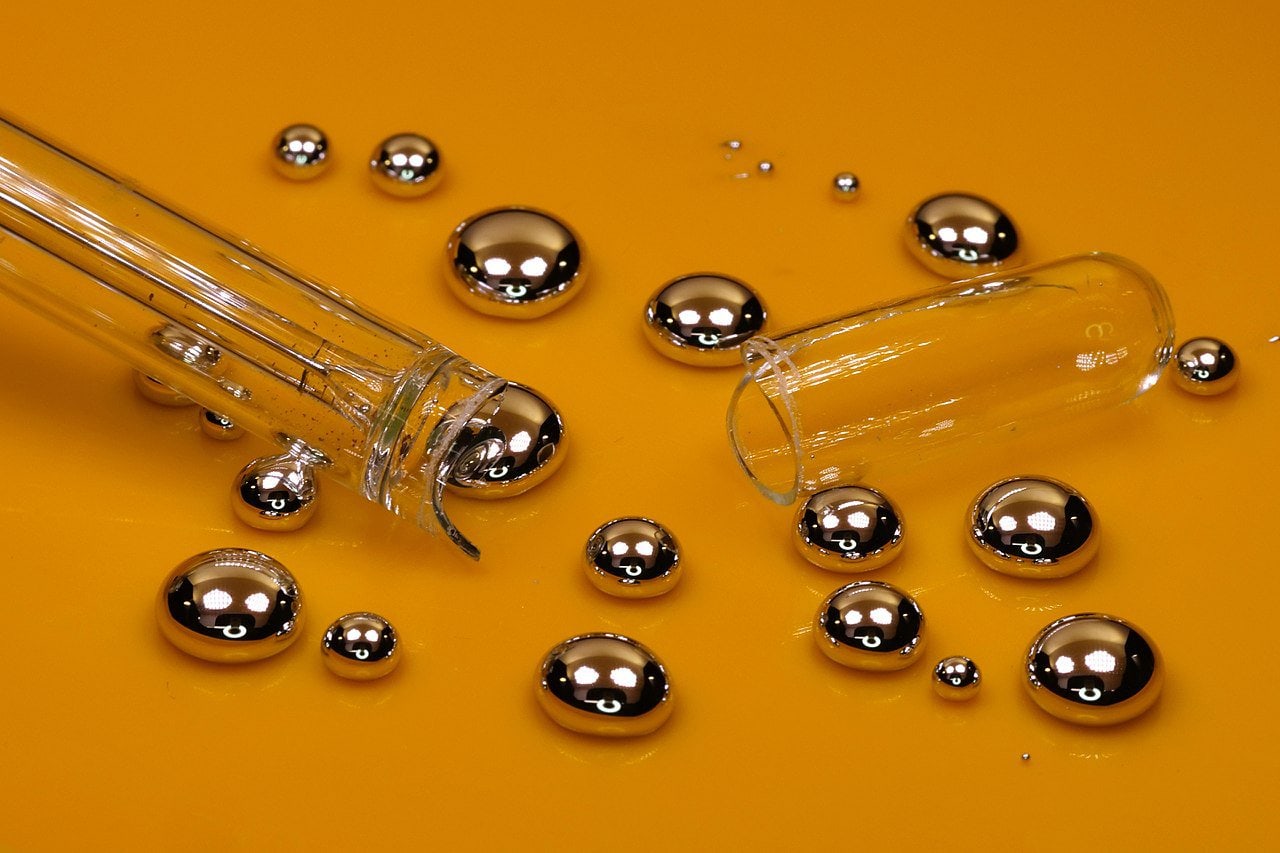 droplets of mercury. photo by Tavo Romann Wikimedia Commons