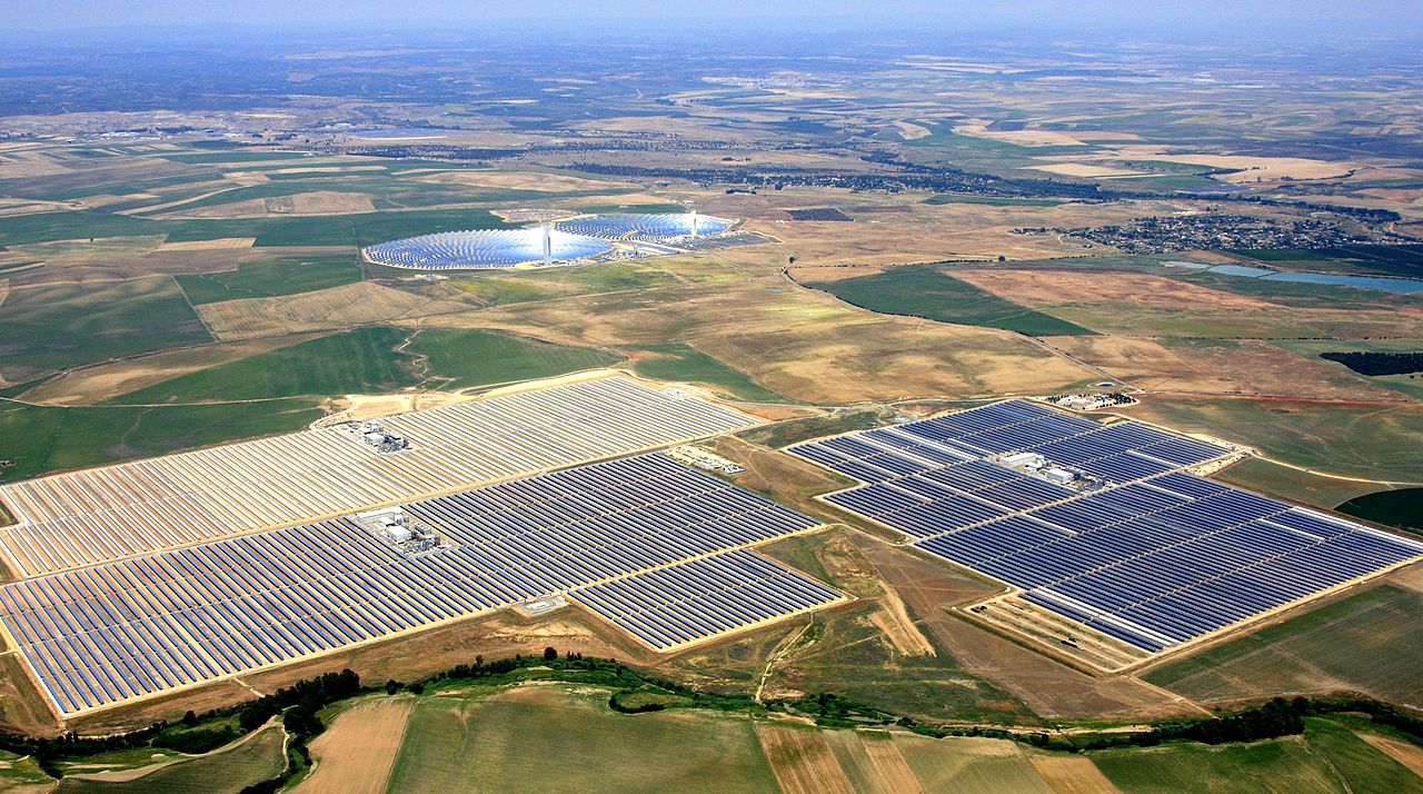 an aerial view of Abengoa Solar’s Solnova Solar Power Station. Photo by Abengoa Solar Wikimedia Commons