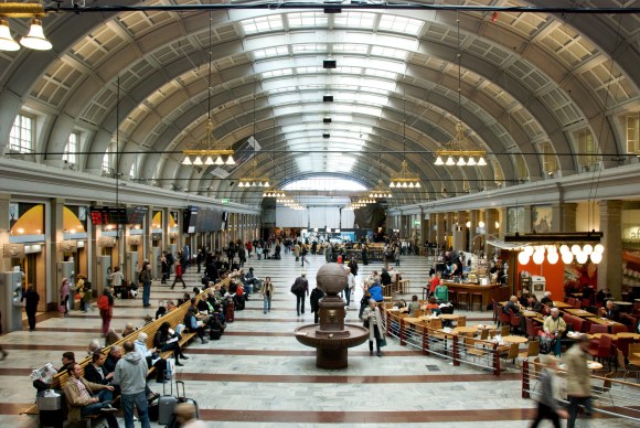 Hall,_Stockholm_Central_Station body heat (wikimedia commons)