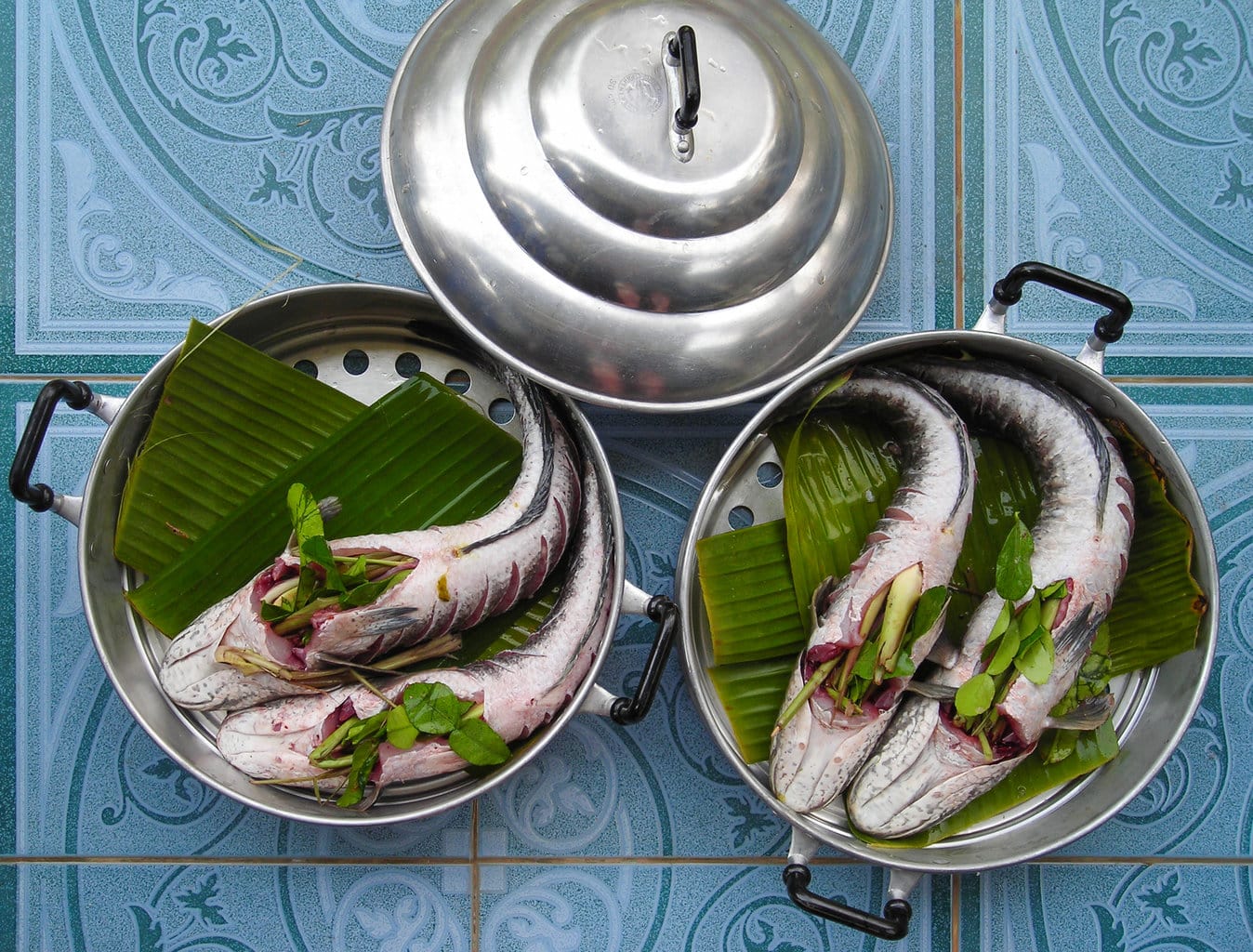 Fish_stuffed_with_Thai_herbs (Wikimedia Commons)