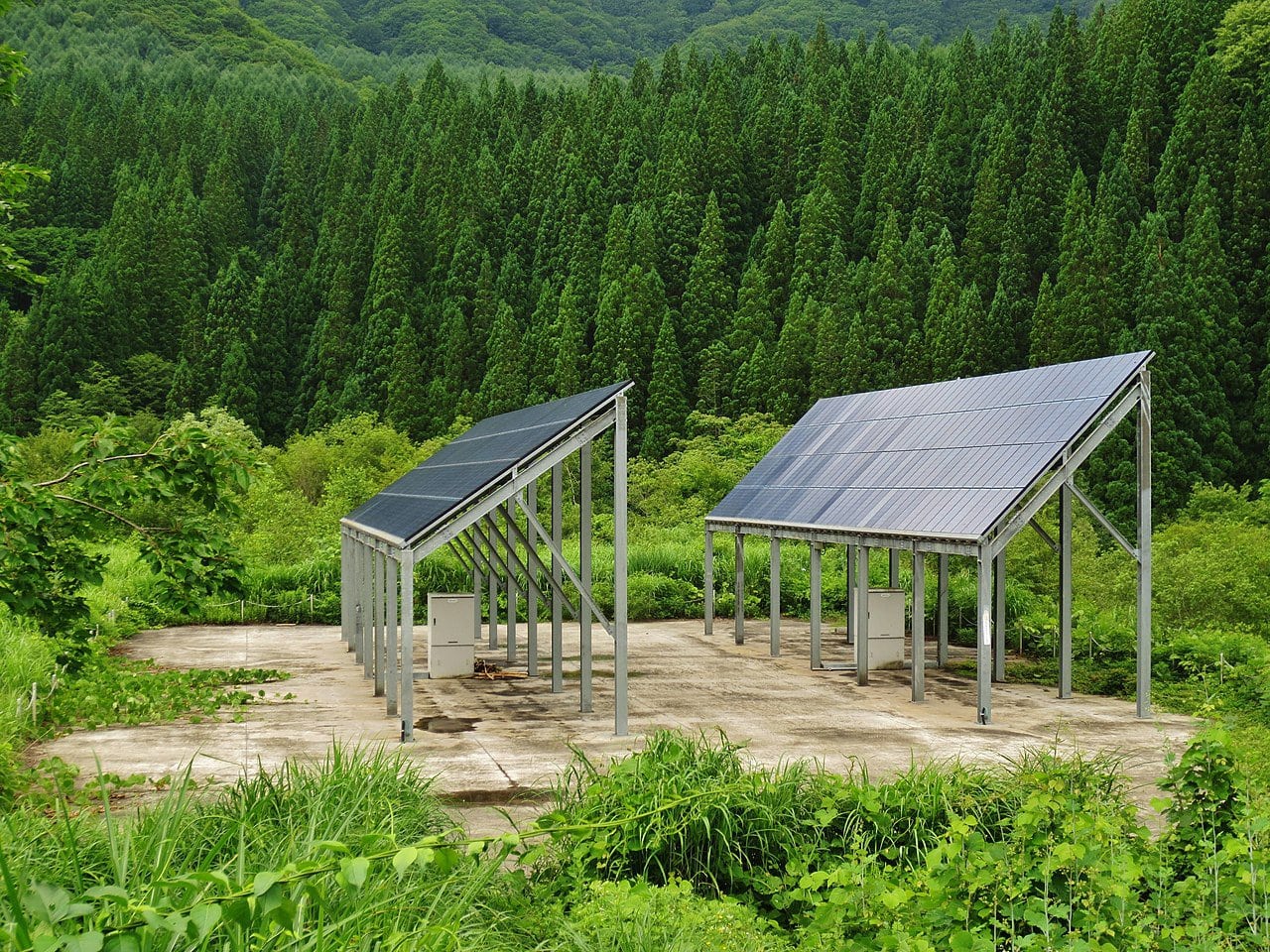 A small solar power station. Photo by Qurren Wikimedia Commons
