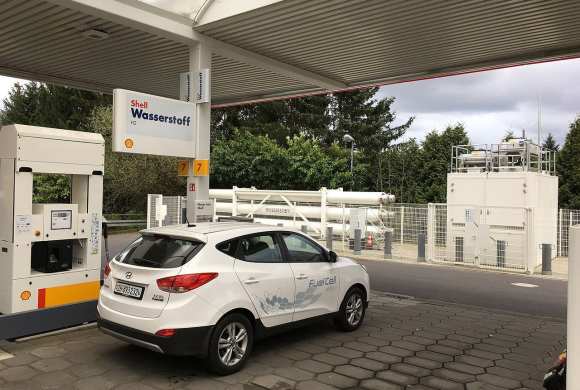 a hydrogen gas station. Photo by Dr. Artur Braun Wikimedia Commons